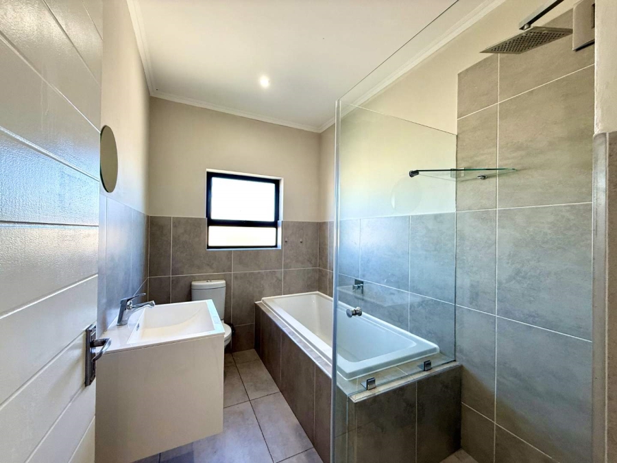 To Let 5 Bedroom Property for Rent in Parklands North Western Cape